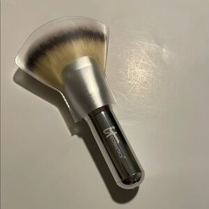 IT Cosmetics Silver Handle Brush with Cream Bristles